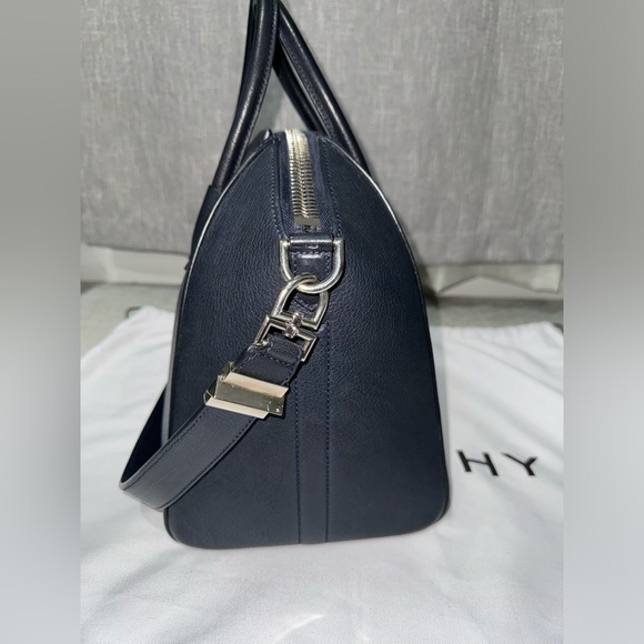 Givenchy Medium Antigona bag in Navy - Picture 3 of 10